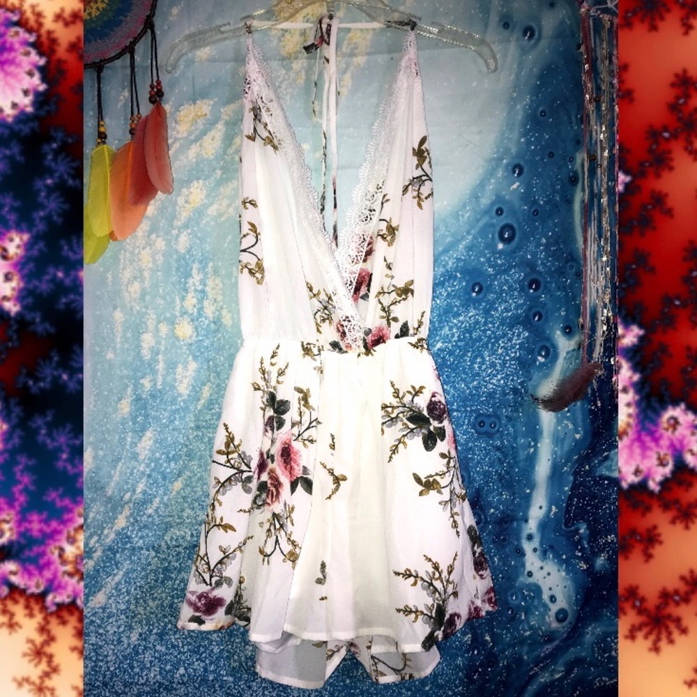 💐 NWOT Floral Romper